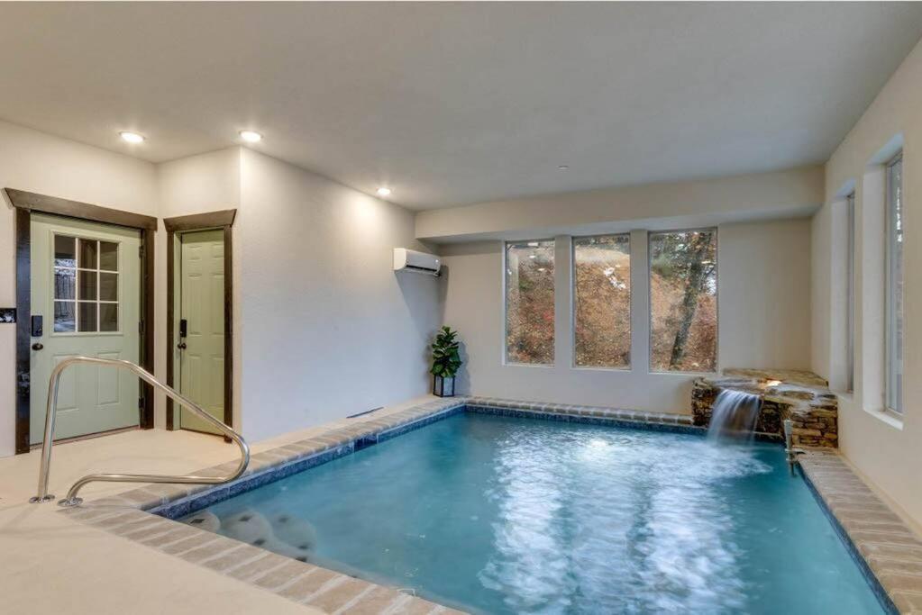 Blue Moon Ridge: Brand New Cabin! 5 Bedrooms, Pool/Hot Tub, Theatre Pigeon Forge Esterno foto